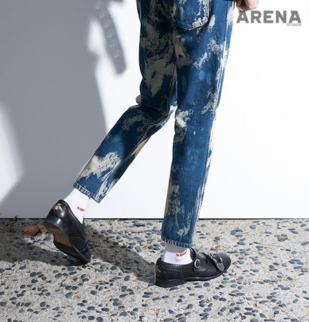 라이더 재킷 30만원대·흰색 양말 5천원 모두 스모어, 물 빠진 펑크 데님 팬츠 1백11만원·투박한 버클 장식을 한 몽크 스트랩 슈즈 1백47만원 모두 구찌 제품. 