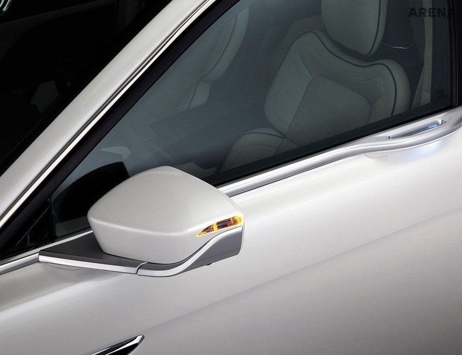 도어 끝으로 올려붙인 사이드미러. 옆면이 훤해졌다.