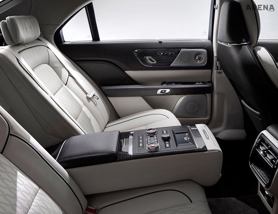 뒷좌석 공간은 광활하다. 다리 스트레칭을 해도 될 정도다.
