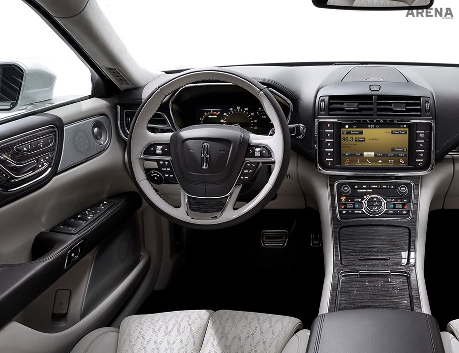 구획은 단순하게, 단 마감은 화려하게. 실내 콘셉트다. 