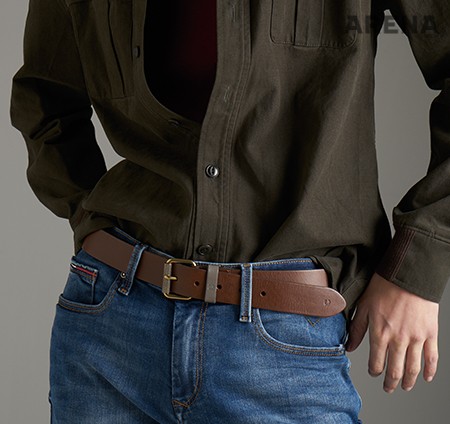 소매에 밴딩을 더한 셔츠 13만8천원 앤디앤뎁, 안에 입은 벽돌색 티셔츠 5만9천원 코스, 스키니 청바지 13만8천원 타미 힐피거 데님, 소가죽 소재 갈색 벨트 11만8천원 프레드 페리 제품. 
