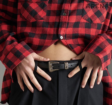 깅엄 체크 셔츠 8만8천원 오디너리 피플, 검은색 슬랙스 28만원 올세인츠, 검은색 웨스턴 벨트 49만5천원 생 로랑 제품. 