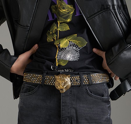 패치 장식을 한 가죽 재킷 3백99만원 준 지, 안에 입은 그래픽 티셔츠 1만4천원 버쉬카, 검은색 데님 팬츠 6 만9천원 자라, 호랑이 버클 벨트 2백41만원 구찌 제품. 