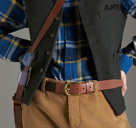 펠트 소재 베스트 15만9천원 비슬로우, 플란넬 셔츠 7만9천9백원 아메리칸 이글, 코듀로이 팬츠 19만9천원 케이플러스 by 코오롱스포츠, 소가죽 소재 크로스백 77만5천원 더 브릿지, 가방에 걸친 안경 19만5천원 스테판 크리스티앙, 울과 가죽이 혼합된 벨트 2만9천9백원 스파오 제품.