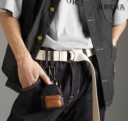 데님 베스트 36만9천원 리바이스, 안에 입은 회색 면 티셔츠 가격미정 르블랑 서울, 배기 핏 검은색 데님 팬츠 5만9천원 후아유, 어깨에 걸친 백팩 9만9천원 잔스포츠, 백팩 모양 참 12만5천원·야구공 모양 참 9만원 모두 코치, 길게 늘어뜨려 연출한 우븐 벨트 9천원 뉴피클 제품. 