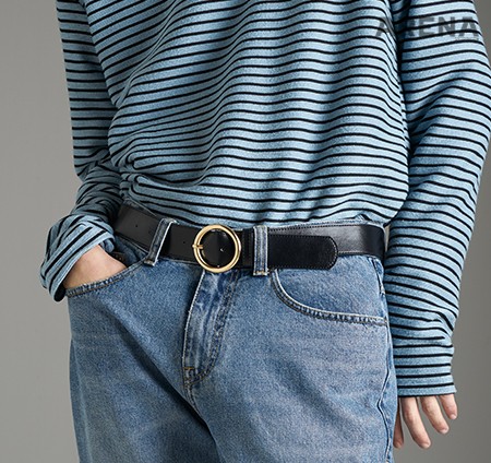 줄무늬 티셔츠 3만4천원 뉴피클, 워싱 데님 팬츠 12만9천원 플락, O링 버클 벨트 2만9천9백원 에잇세컨즈 제품. 
