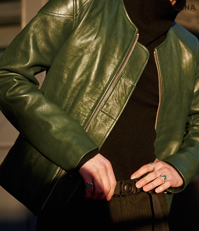 반질반질한 녹색 가죽 재킷 1백18만원·모크넥 스웨터 37만8천원 모두 YMC, 나일론 벨트가 달린 검은색 헤링본 패턴 바지 26만6천원 언어펙티드 by 솔티 서울, 간결한 디자인의 시그닛 링 19만8천원 토코 by 유니페어, 숫자를 새긴 반지 53만원 메종 마르지엘라, 녹색 원석을 중심으로 장식이 화려한 반지 39만원 구찌 제품.