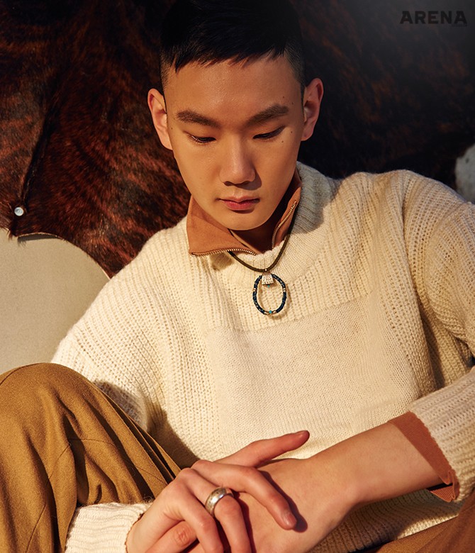 미색 울 스웨터 29만8천원 언어펙티드 by 솔티 서울, 살구색 하이넥 집업 재킷 13만5천원 코스, 낙타색 슬랙스 27만5천원 시스템 옴므, 카우 벨 모티브와 파란색 리넨 모티브를 조합한 가죽 목걸이 40만2천원 캐피탈 by 오쿠스, 묵직한 은반지 31만6천원 노스웍스 by 맨하탄스 제품.