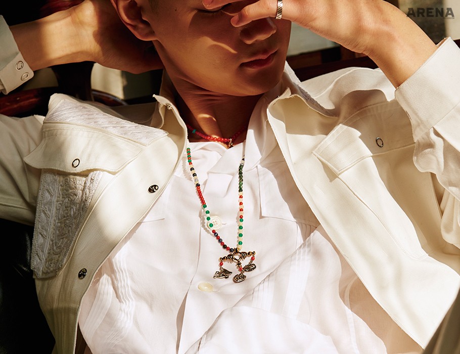 흰색으로 통일한 비즈 장식과 자수가 화려한 셔츠 재킷·흰색 셔츠 모두 가격미정 발렌티노, 하트 모티브 비즈 목걸이·길게 늘어뜨린 비즈 목걸이 모두 가격미정 발렌티노 가라바니, 새끼손가락에 낀 줄무늬 실버 링 10만8천원 불레또 by 유니페어 제품.