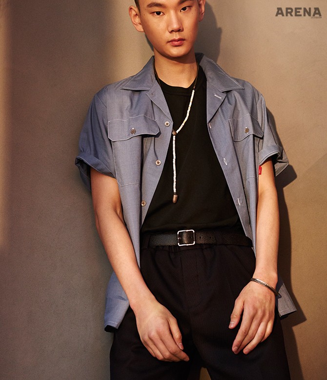 하늘색 카바나 셔츠 28만8천원 더블탭스 by 후즈 서울, 먹색 크루넥 반소매 티셔츠 가격미정 골든 구스 디럭스 브랜드, 감색 바지 28만원 힐피거 에디션, 가죽 벨트 가격미정 에르메네질도 제냐 꾸뛰르 컬렉션 by 스테파노 필라티, 가죽과 조개 원석 줄로 이어진 인디언 목걸이 39만8천원 캐피탈 by 오쿠스, 촘촘하게 패턴을 새긴 얇은 실버 뱅글 14만2천원 노스웍스 by ETC 서울 제품.