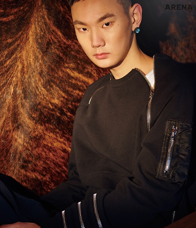 굵직한 지퍼 장식을 곳곳에 가미한 스웨트 셔츠·이너로 입은 슬리브리스·눈 모티브 이어링 모두 가격미정 지방시 by 리카르도 티시 제품.