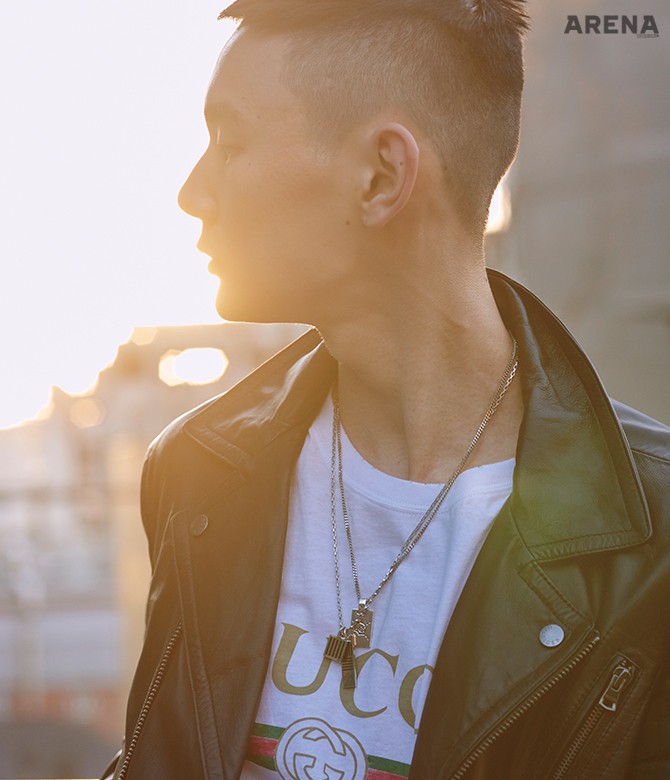 로고 티셔츠 47만원 구찌, 해골 모티브의 실버 목걸이 37만원 구찌 타임피스&주얼리, 라이더 재킷 79만원 타미 힐피거, 두 개의 사각 펜던트가 달린 가는 체인 목걸이 가격미정 루이 비통 제품.