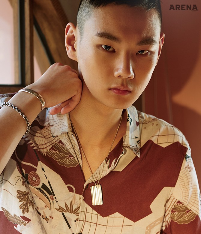 흐늘거리는 소재의 카바나 셔츠 18만8천원 올세인츠, 흘려 쓴 문장을 새긴 실버 뱅글 50만원 구찌, 사각 펜던트 목걸이 53만원 메종 마르지엘라, 체인 브레이슬릿 28만8천원 토코 by 유니페어 제품.