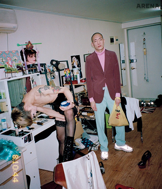 벽돌색 재킷·핑크색 터틀넥 니트·민트색 팬츠 모두 가격미정 구찌, 스니커즈 에디터 소장품.