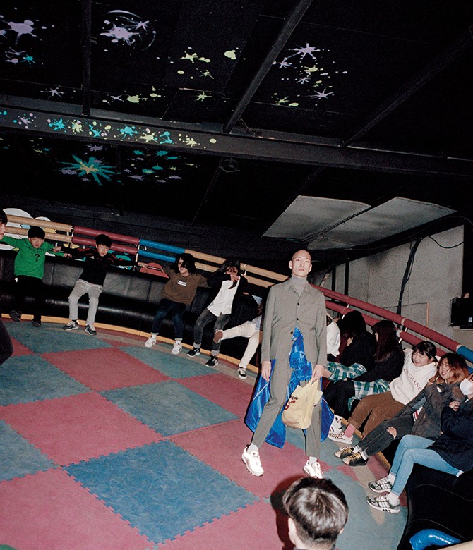 연회색 수트·터틀넥 니트·허리에 묶은 파란색 레인코트 모두 가격미정 프라다, 스니커즈 에디터 소장품.