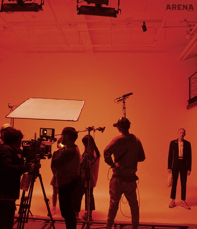 흰색 라인이 들어간 검은색 수트·흰색 티셔츠 모두 가격미정 루이 비통, 목걸이·스니커즈 모두 에디터 소장품.