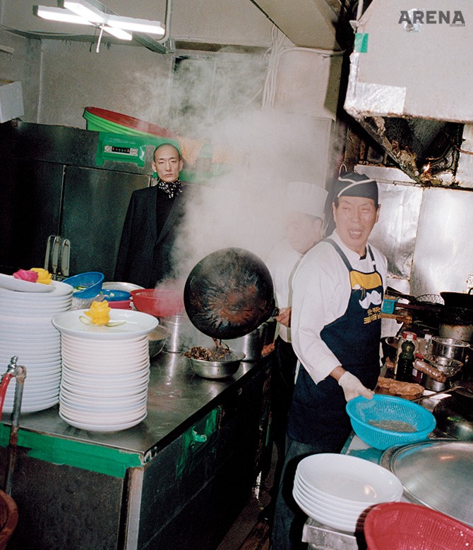 검은색 수트·검은색 니트·패턴 실크 스카프 모두 가격미정 에르메네질도 제냐 꾸뛰르 제품.