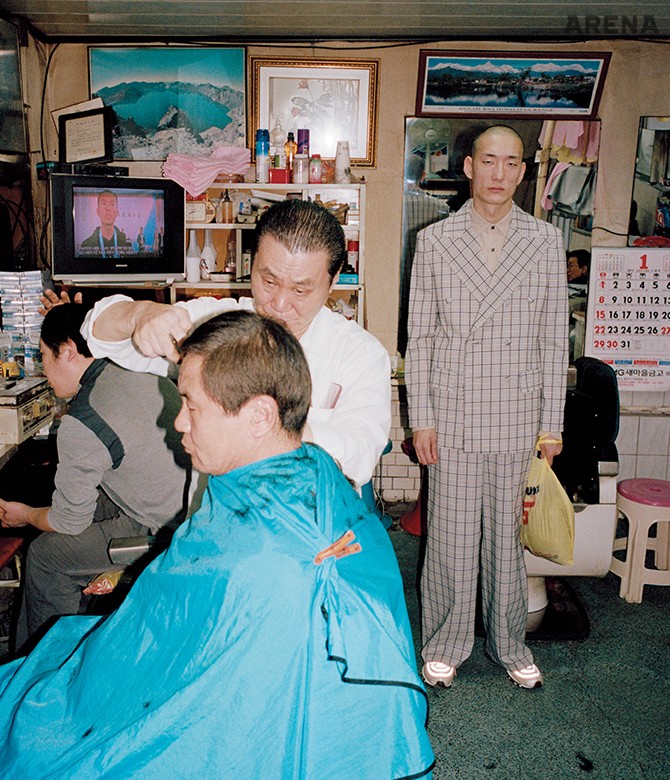 체크무늬 더블브레스트 수트·베이지색 셔츠 모두 가격미정 오디너리 피플, 스니커즈 에디터 소장품.