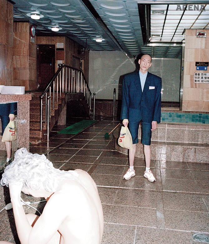 옅은 체크무늬가 들어간 오버사이즈 재킷·쇼츠·하늘색 셔츠 모두 가격미정 발렌시아가, 스니커즈 에디터 소장품.