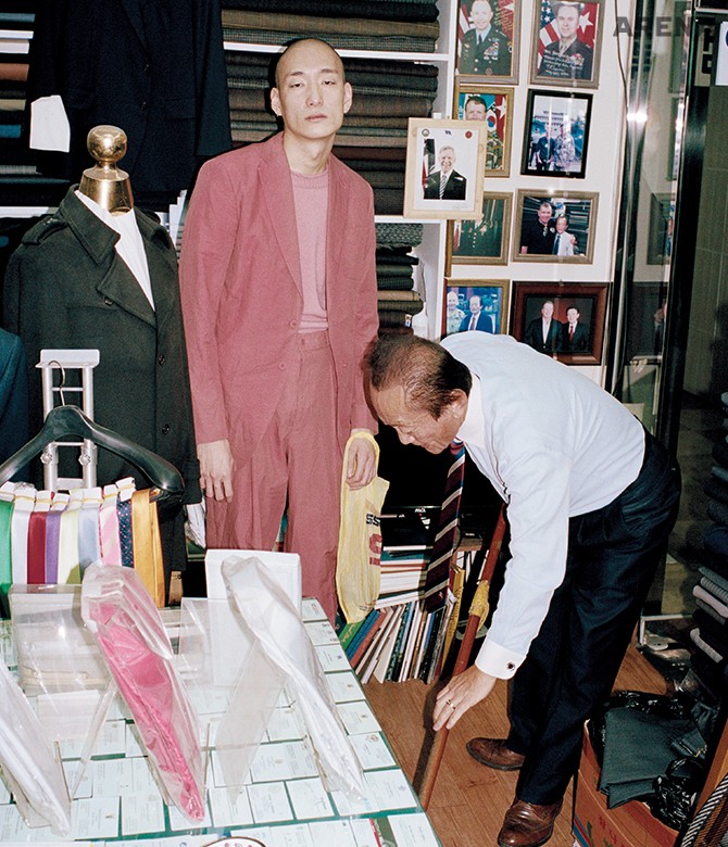 짙은 핑크색 수트·복숭아색 니트 모두 가격미정 보테가 베네타 제품.