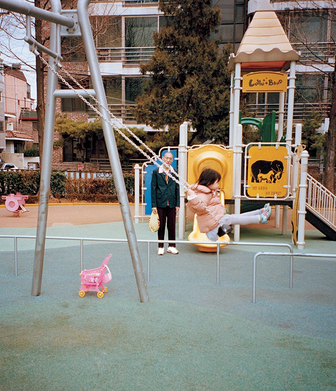 양면으로 입을 수 있는 감색 블레이저 2백만원대·자주색 팬츠 1백만원대 모두 마르니 by 무이, 꽃무늬 오픈칼라 셔츠 80만원대 발렌티노 by 무이, 스니커즈 에디터 소장품.