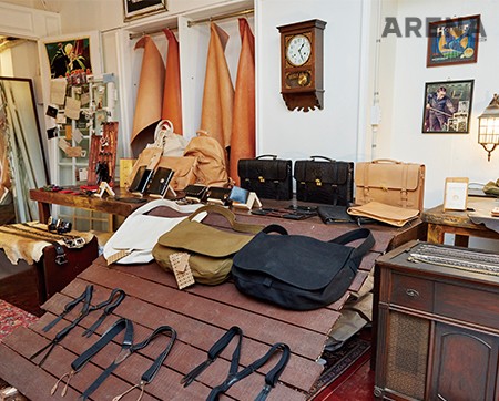 에이징CCC의 가죽 제품과 아메리칸 캐주얼웨어 브랜드 제품을 진열해놓았다.