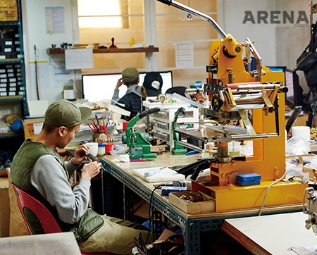 숍 한편에 마련한 가죽 공방에서는 작업이 한창이다.