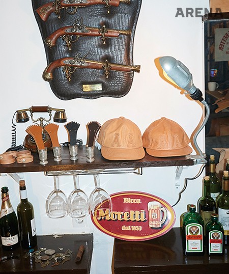 숍 내부에는 문지우 대표가 여기저기서 수집한 빈티지 소품들이 가득하다.