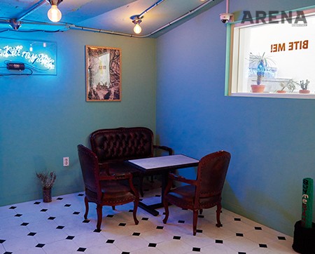 눈에 확 들어오는 민트색 벽지는 바이 미 스탠드의 상징이다.