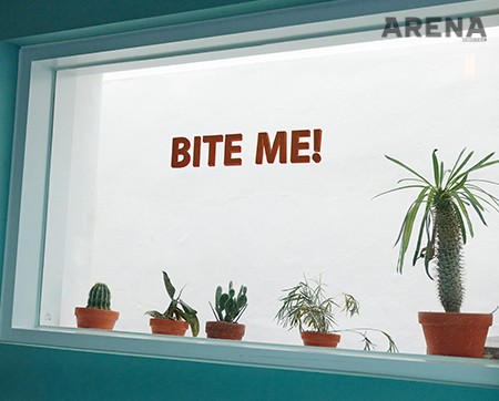 샌드위치를 한 입 크게 베어 물고 음미하라고 부추기는 문구.