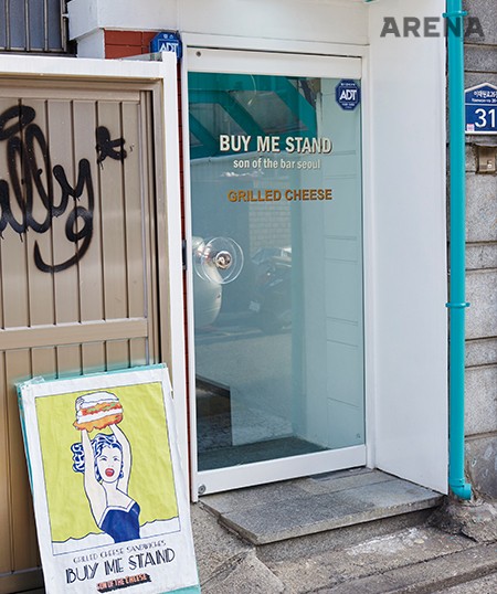 1970년대 미국 문화에서 영감을 받아 만든 귀여운 간판. 