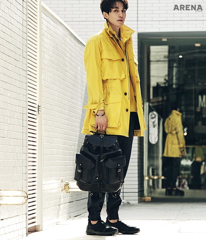 투피스로 제작한 노란색 스포츠 재킷·활동성이 뛰어난 감색 조거 팬츠·가죽 팔찌·실용성을 높인 감색 백팩·모던한 디자인의 스니커즈 모두 살바토레 페라가모 제품. 