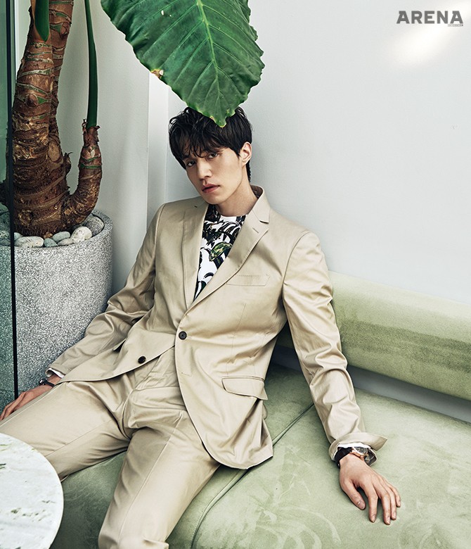 면 소재 베이지색 수트·반소매 하와이언 패턴 티셔츠·가죽 위빙 소재 팔찌 모두 살바토레 페라가모 제품. 오팔린 마감으로 완성된 짙고 강렬한 마그네틱 그레이 컬러의 다이얼과 독립적인 두 개의 매커니즘이 하나의 레귤레이터에 연결되어 있는 듀얼 윙 시스템이 특징인 워치 듀오미터 퀀템 루너 예거 르쿨트르 제품.