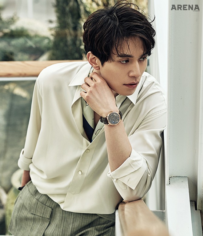 여유가 느껴지는 크림색 실크 셔츠·아웃포켓 장식 줄무늬 팬츠·정유년 닭의 해를 맞아 수탉과 도형을 프린트한 실크 스카프 모두 살바토레 페라가모 제품. 오팔린 마감으로 완성된 짙고 강렬한 마그네틱 그레이 컬러의 다이얼과 독립적인 두 개의 매커니즘이 하나의 레귤레이터에 연결되어 있는 듀얼 윙 시스템이 특징인 워치 듀오미터 퀀템 루너 예거 르쿨트르 제품.