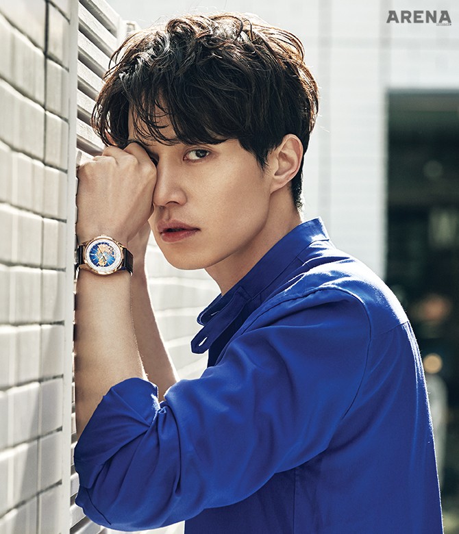 핀턱 장식 파란색 실크 셔츠 살바토레 페라가모 제품. 하나의 크라운으로 세계 시간 디스크를 간편하게 이동시켜 분과 독립적으로 시간으로 설정할 수 있는 워치 지오피직 유니버셜 타임 예거 르쿨트르 제품. 