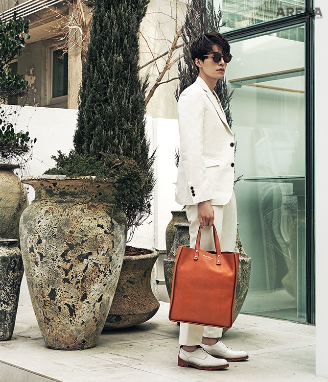 실크와 면 혼방 소재 크림색 수트·메탈과 뿔의 조화가 참신한 선글라스·심플한 디자인의 오렌지색 가죽 토트백 모두 살바토레 페라가모 제품.