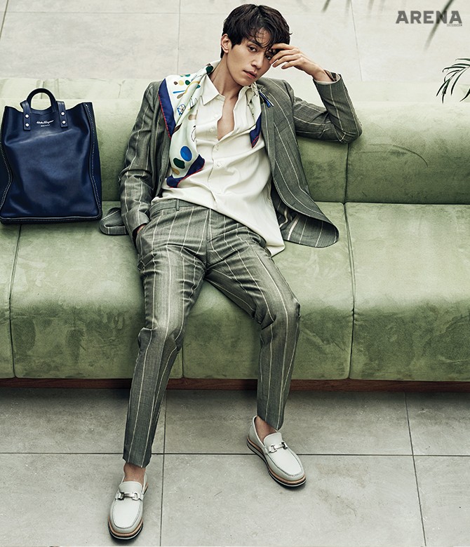 줄무늬 회색 수트·풀오버 형태의 실크 셔츠·실크 소재의 수탉과 모형 프린트 스카프·포인트 주기 좋은 브로치·크림색 로퍼 모두 가격미정 살바토레 페라가모 제품. 