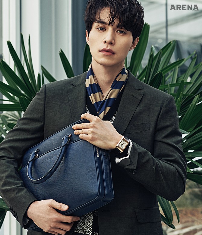 가벼운 울 소재 카키색 수트·패턴이 들어간 니트 카디건·줄무늬 스카프·간결한 디자인의 브리프케이스 모두 가격미정 살바토레 페라가모 제품. 1931년 오리지널 모델에서 영감을 받았으며 장인의 수공 해머링을 통해 입체적인 문페이즈를 완성한 워치 리베르소 트리뷰트 켈린더 예거 르쿨트르 제품. 