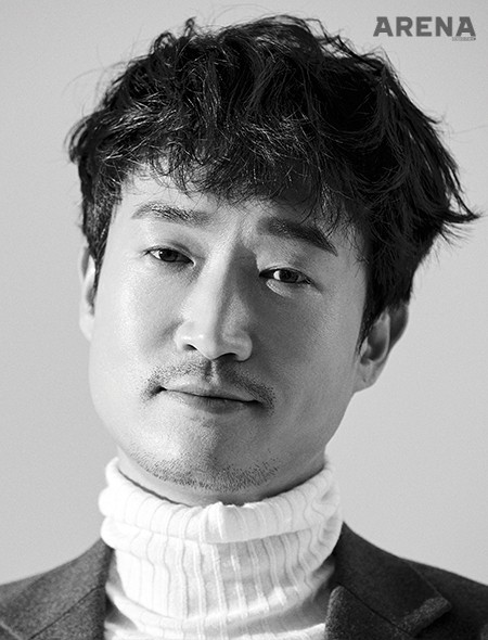 녹색 수트는 아르코발레노, 아이보리색 터틀넥 니트는 스타일리스트 소장품.