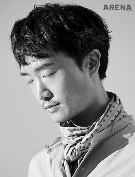 민트색 롱 셔츠는 제너럴 아이디어 제품. 