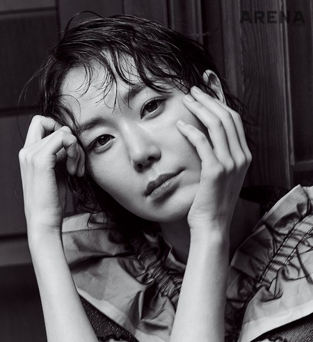 검은색 시스루 톱은 페이 우, 베이지 컬러 러플 장식 드레스는 민주 킴 제품.