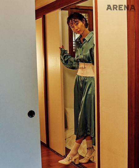 셔츠 원피스는 페이 우, 흰색 코르셋은 블랭크, 골드 빈티지 안경은 넘버링×더블러버스, 발목에 찬 팔찌는 제이미 앤 벨, 흰색 버클 스트랩 펌프스는 레이첼 콕스 제품.