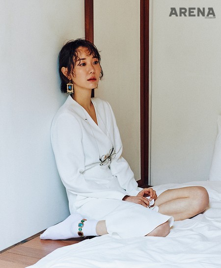 흰색 랩 드레스는 폴 앤 앨리스, 귀고리와 발목에 찬 팔찌는 제이미 앤 벨, 은색 빈티지 안경은 넘버링×더블 러버스 제품.