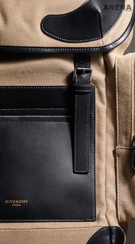 플랩 부분 양쪽에 자리한 검은색 가죽 패치 장식이 마치 부엉이의 눈 같다. 앞면엔 작은 로고를새긴 깔끔한 가죽 주머니가 달렸다. 가격미정 지방시 제품. 