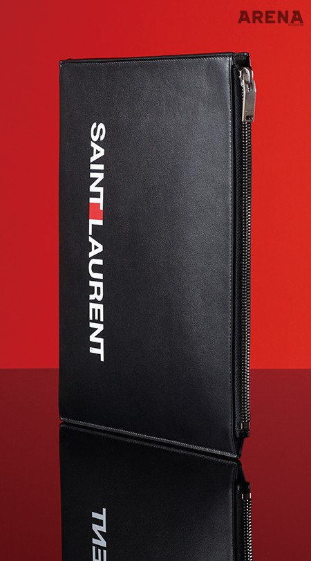 브랜드 로고를 앞면에 크게 새겨 넣은 말끔한 디자인의 클러치백. 띄어쓰기 간격을 빨간색 네모로 표현한 것이 포인트. 77만원 생 로랑 제품.