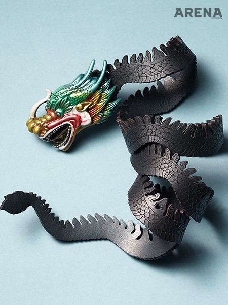 용을 세밀하게 묘사한 벨트. 버클은 용 머리 모양으로 조각해 화려하게 칠했고, 가죽 끈 부분은 일일이 자르고 새겨 용의 몸통처럼 마무리했다. 1백59만8천원 구찌 제품.  