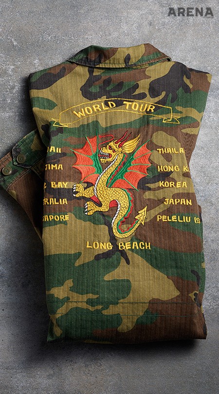 등판에 자수 장식을 새긴 카무플라주 패턴 필드 재킷. 한가운데 펑키한 기운을 내뿜는 용이 자리했다. 35만원 알파 인더스트리 제품. 