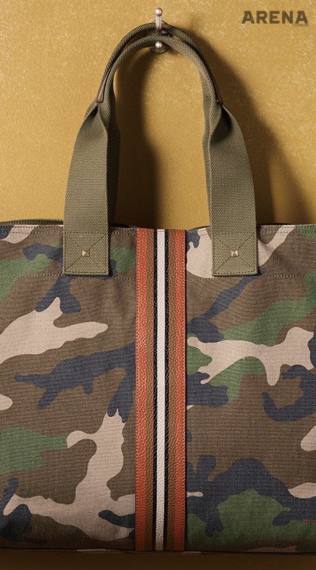 카무플라주 패턴의 캔버스 소재 토트백. 가죽 세로 줄무늬 장식이 눈에 띈다. 가격미정 발렌티노 가라바니 제품. 