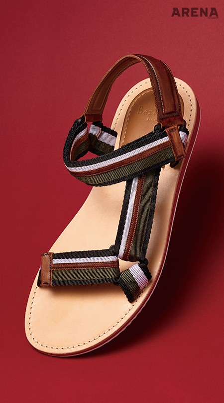 깔끔하고 세련된 스포츠 샌들. 검은색과 흰색, 카키 그린 리본에 가죽 소재를 더한 벨크로가 경쾌한 분위기를 낸다. 93만원 벨루티 제품. 