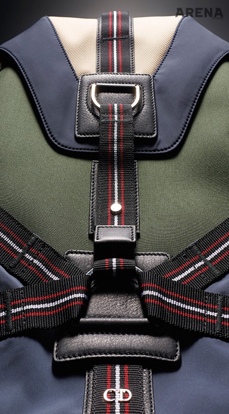 D 모양 고리에 줄무늬 리본을 단단히 매어 장식한 백팩. 곳곳의 고리와 견고한 만듦새가 인상적이다. 가격미정 디올 옴므 제품. 